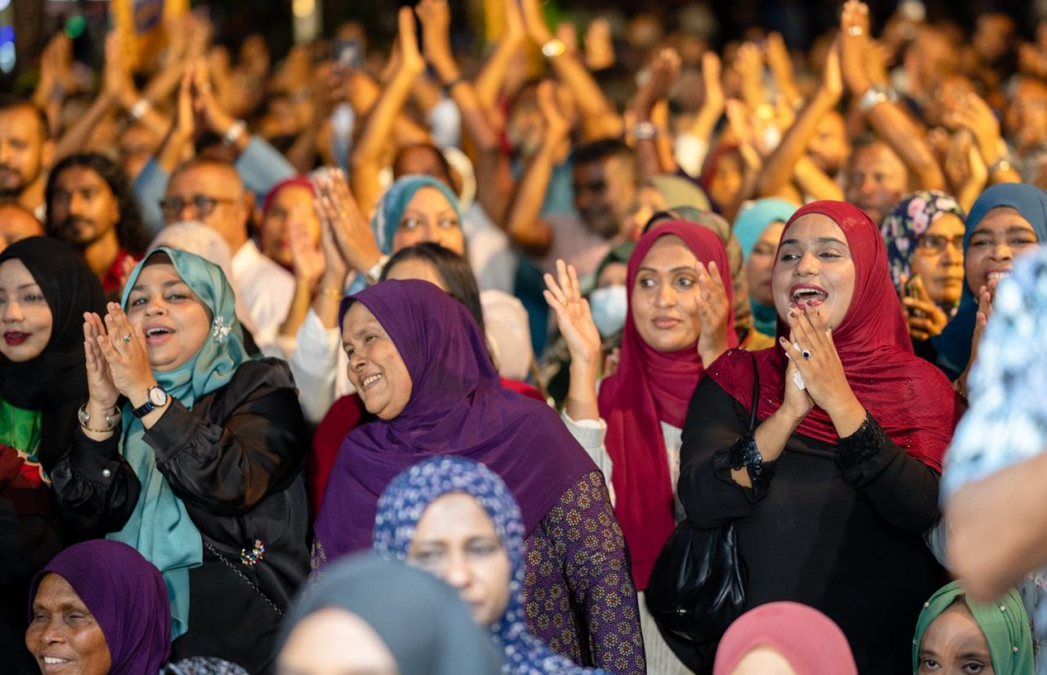 ޕީއެންސީން ރޭ ބޭއްވި ޖަލްސާގައި އެ ޕާޓީގެ ސަޕޯޓަރުންތަކެއް ބައިވެރިވަނީ.-- ފޮޓޯ: ފަޔާޒު މޫސާ| މިހާރު