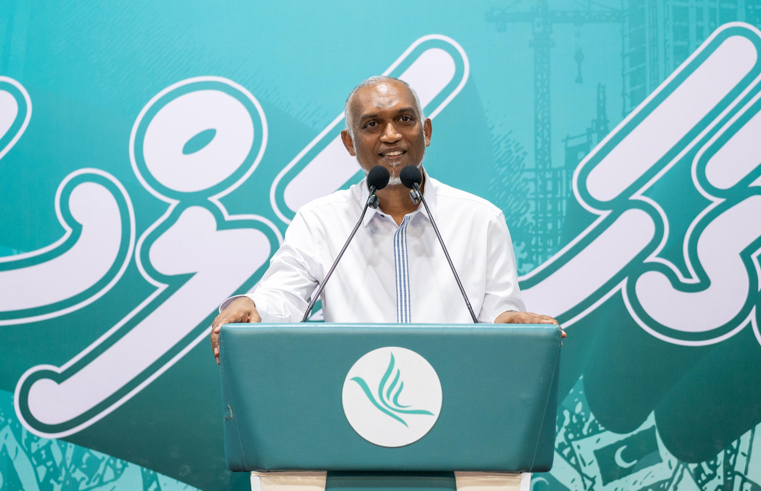 ޕީއެންސީން ރޭ ބޭއްވި ޖަލްސާގައި އެ ޕާޓީގެ ރައީސް އަދި ރައީސް މުއިއްޒު ވާހަކަފުޅު ދައްކަވަނީ.-- ފޮޓޯ: ފަޔާޒު މޫސާ| މިހާރު