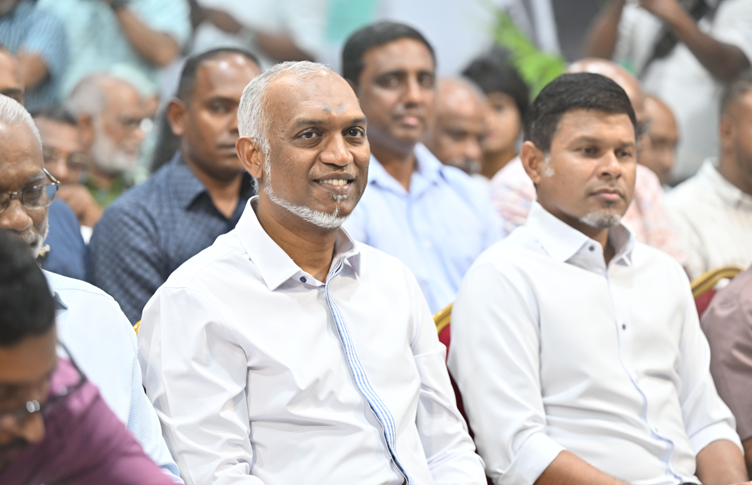 ރޭގެ ޖަލްސާގައި ރައީސް މުއިއްޒާއި ނައިބު ރައީސް ހުސައިން ބައިވެރިވެވަޑައިގަންނަވަނީ.