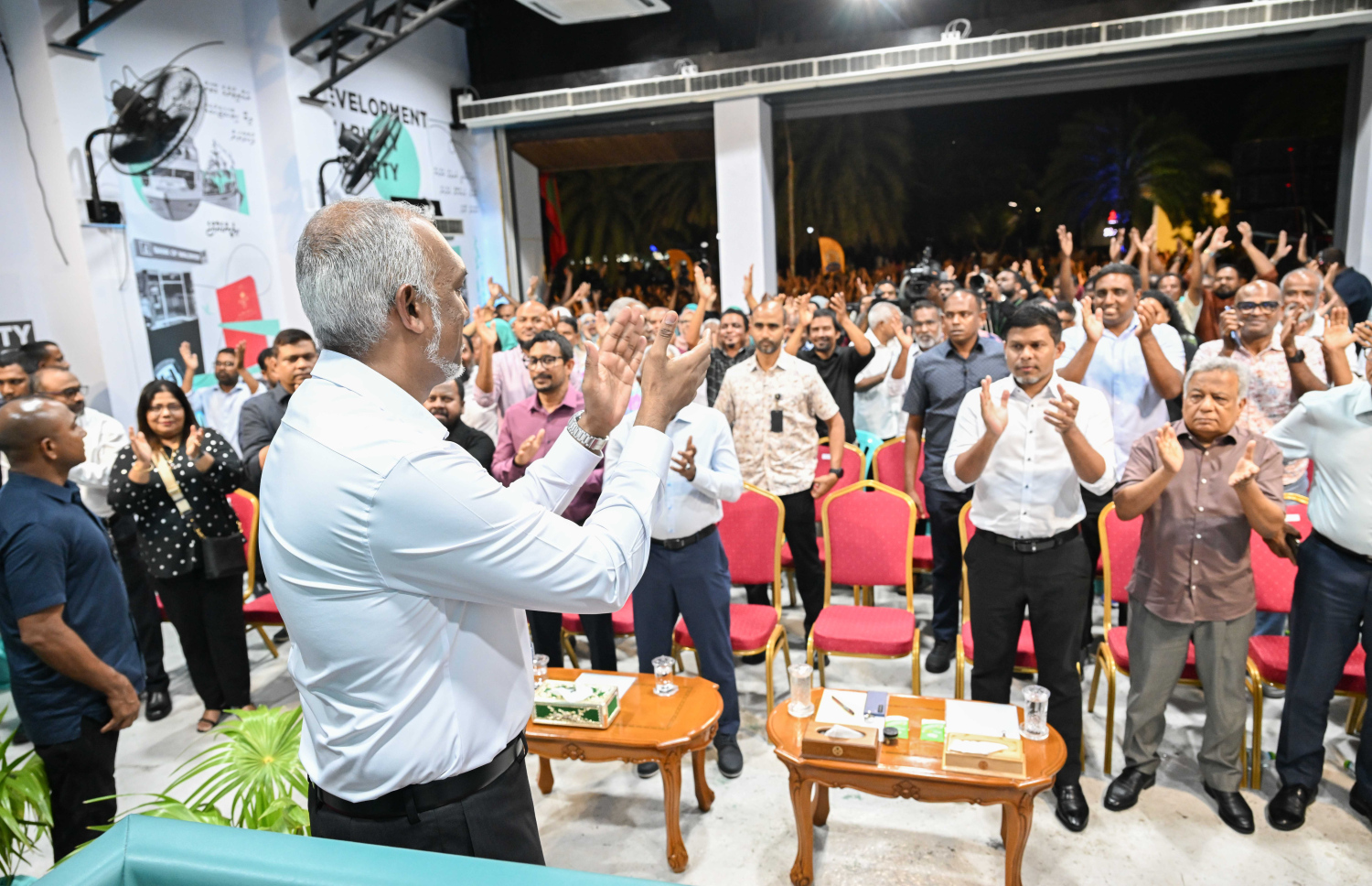 ޕީއެންސީން ރޭ ބޭއްވި ޖަލްސާގައި ސަޕޯޓަރުންނާ އެކު ރައީސް މުއިއްޒު އަތްޖައްސަވަނީ.