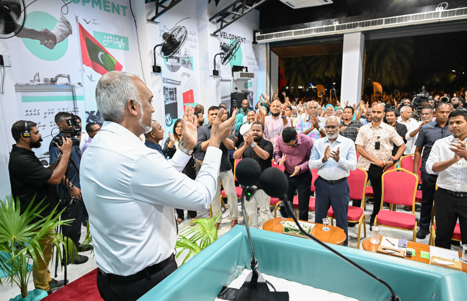 ޕީއެންސީގެ ރޭގެ ޖަލްސާގައި ރައީސް ސަޕޯޓަރުންނާ ބައްދަލުކުރައްވަނީ.