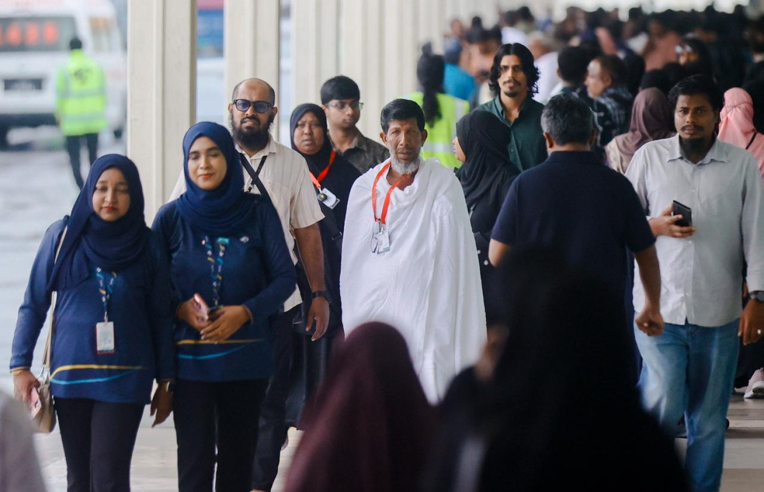 ރާއްޖެ އިން މި އަހަރު ހައްޖަށް ދާ މީހުންގެ ފުރަތަމަ ގުރޫޕްގައި ހިމެނޭ ބަޔަކު ފުރަން ގޮސް ވެލާނާ އިންޓާނޭޝަނަލް އެއާޕޯޓުގައި ހަރަކާތްތެރިވަނީ.--- ފޮޓޯ: ފަޔާޒު މޫސާ | މިހާރު