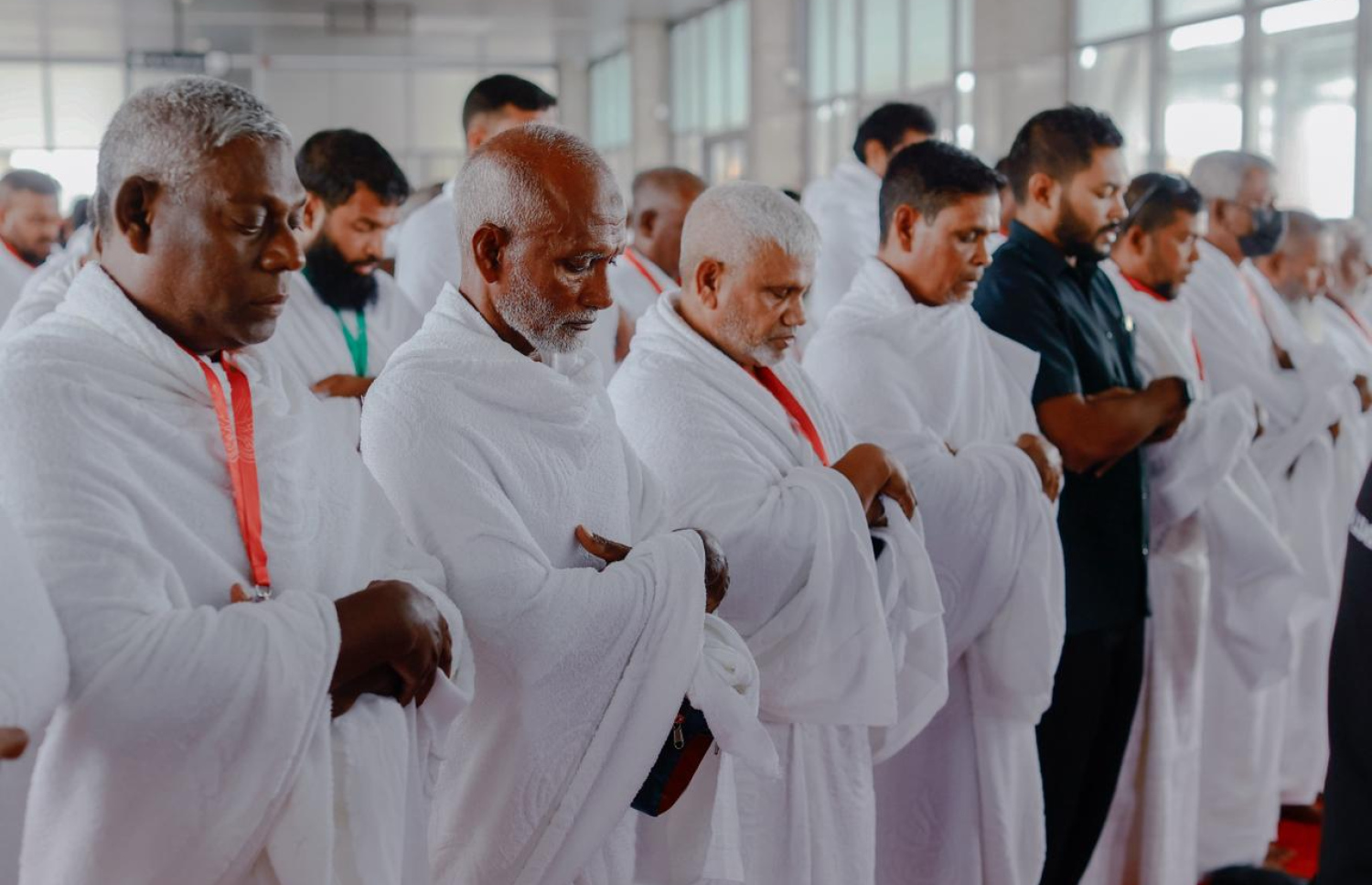 ރާއްޖެ އިން މި އަހަރު ހައްޖަށް ދާ މީހުންގެ ފުރަތަމަ ގުރޫޕުގެ ބަޔަކު އެއާޕޯޓުގައި މިއަދުގެ ހުކުރު ނަމާދު ކުރަނީ: މިއަދު ވަނީ ސައުދިއާ އެއާލައިނުގައި 238 މީހުން ފުރާފައި.-- ފޮޓޯ: ފަޔާޒު މޫސާ | މިހާރު