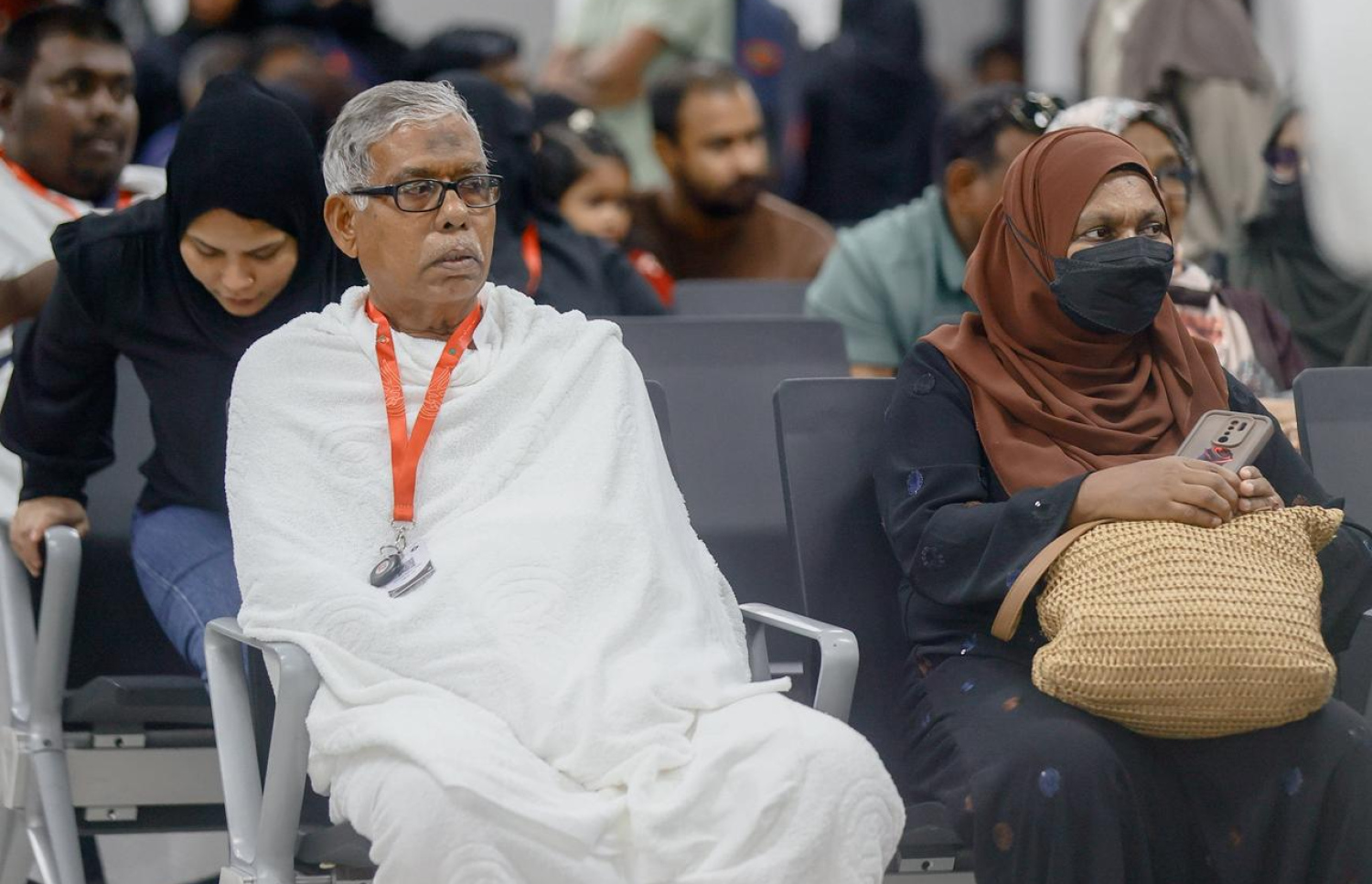 ރާއްޖެ އިން މި އަހަރު ހައްޖަށް ދާ މީހުންގެ ފުރަތަމަ ގުރޫޕްގައި ހިމެނޭ ބަޔަކު ފުރަން ގޮސް ވެލާނާ އިންޓާނޭޝަނަލް އެއާޕޯޓުގައި ހަރަކާތްތެރިވަނީ.--- ފޮޓޯ: ފަޔާޒު މޫސާ | މިހާރު