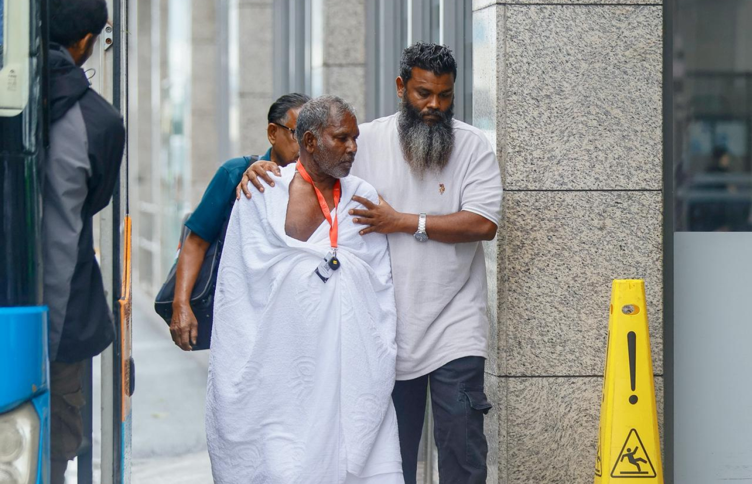 ރާއްޖެ އިން މި އަހަރު ހައްޖަށް ދާ މީހުންގެ ފުރަތަމަ ގުރޫޕުގައި ހިމެނޭ މީހަކު ފުރަން ގޮސް ވެލާނާ އިންޓާނޭޝަނަލް އެއާޕޯޓުގައި: ފުރަތަމަ ގްރޫޕުގައި 238 މީހަކު ވަނީ މިއަދު ފުރާފައި.--- ފޮޓޯ: ފަޔާޒު މޫސާ | މިހާރު
