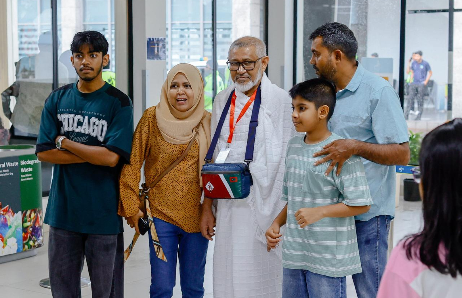 ހައްޖާޖީއަކު ހައްޖަށް ފުރުމުގެ ކުރިން އާއިލާއާ އެކު ފޮޓޯއަކަށް ހުއްޓިލައިގެން-- ފޮޓޯ؛ ފަޔާޒު މޫސާ | މިހާރު