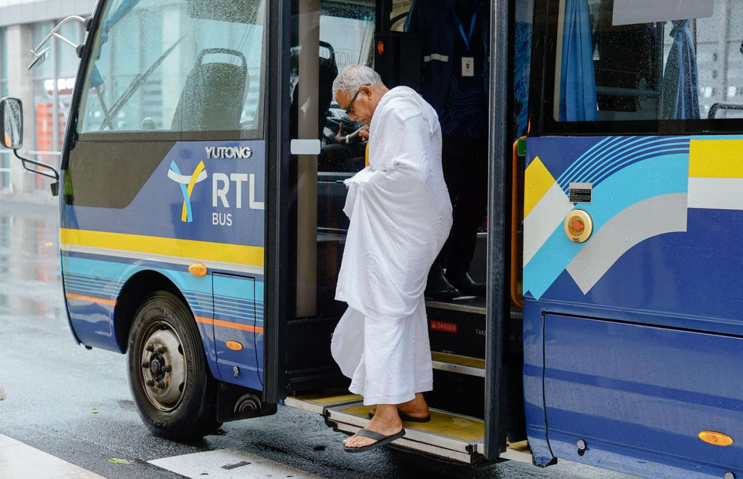 ރާއްޖެ އިން މި އަހަރު ހައްޖަށް ދާ މީހުންގެ ފުރަތަމަ ގުރޫޕުގައި ހިމެނޭ މީހަކު އެމްޓީސީސީ ބަހުން އެއާޕޯޓަށް ފައިބަނީ.---ފޮޓޯ: ފަޔާޒު މޫސާ| މިހާރު