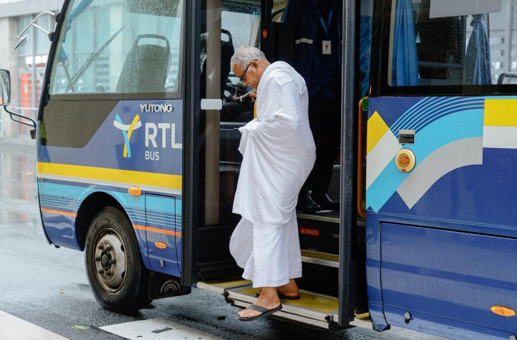 হাজ্বীগণ ফিরছেন: বিমানবন্দরে ভিড় এড়াতে ফেরি ব্যবহারের পরামর্শ