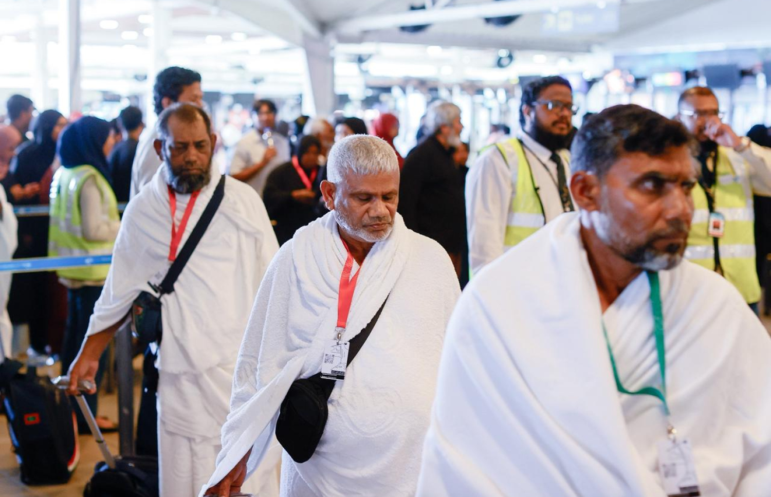 ރާއްޖެ އިން މި އަހަރު ހައްޖަށް ދާ މީހުންގެ ފުރަތަމަ ގުރޫޕުގައި ހިމެނޭ ބައެއް މީހުން އެެއާޕޯޓުގައި.---ފޮޓޯ: ފަޔާޒު މޫސާ| މިހާރު