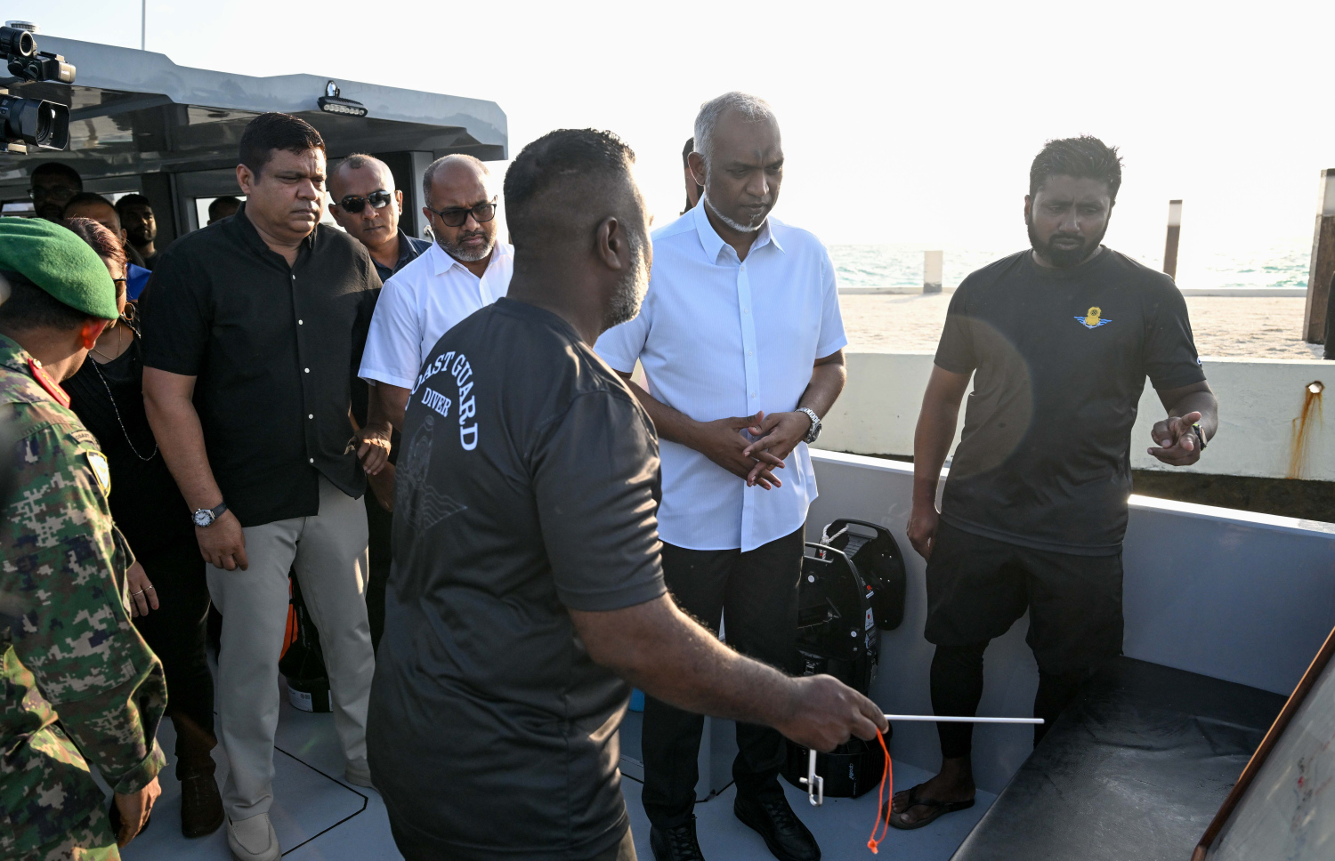 ޑައިވަރުން ހޯދުމަށް ހިންގާ އޮޕަރޭޝަނާބެހޭ މައުލޫމާތު ރައީސް މުއިއްޒަށް އިއްޔެ ހަވީރު އަރުވާއިރު އެ މަނިކުފާނު ކަނާތްފަރާތުގައި މަހުދީ: މަހުދީ މިއަދު މެންދުރުފަހު ނިޔާވީ އިޓަލީގެ ޑައިވަރުން ހޯދުމަށް ފީނުމުގެ ތެރޭގައި ހާލު ދެރަވެގެން ހޮސްޕިޓަލްގައި ފަރުވާދެނިކޮށް.--- ފޮޓޯ: ރައީސް އޮފީސް