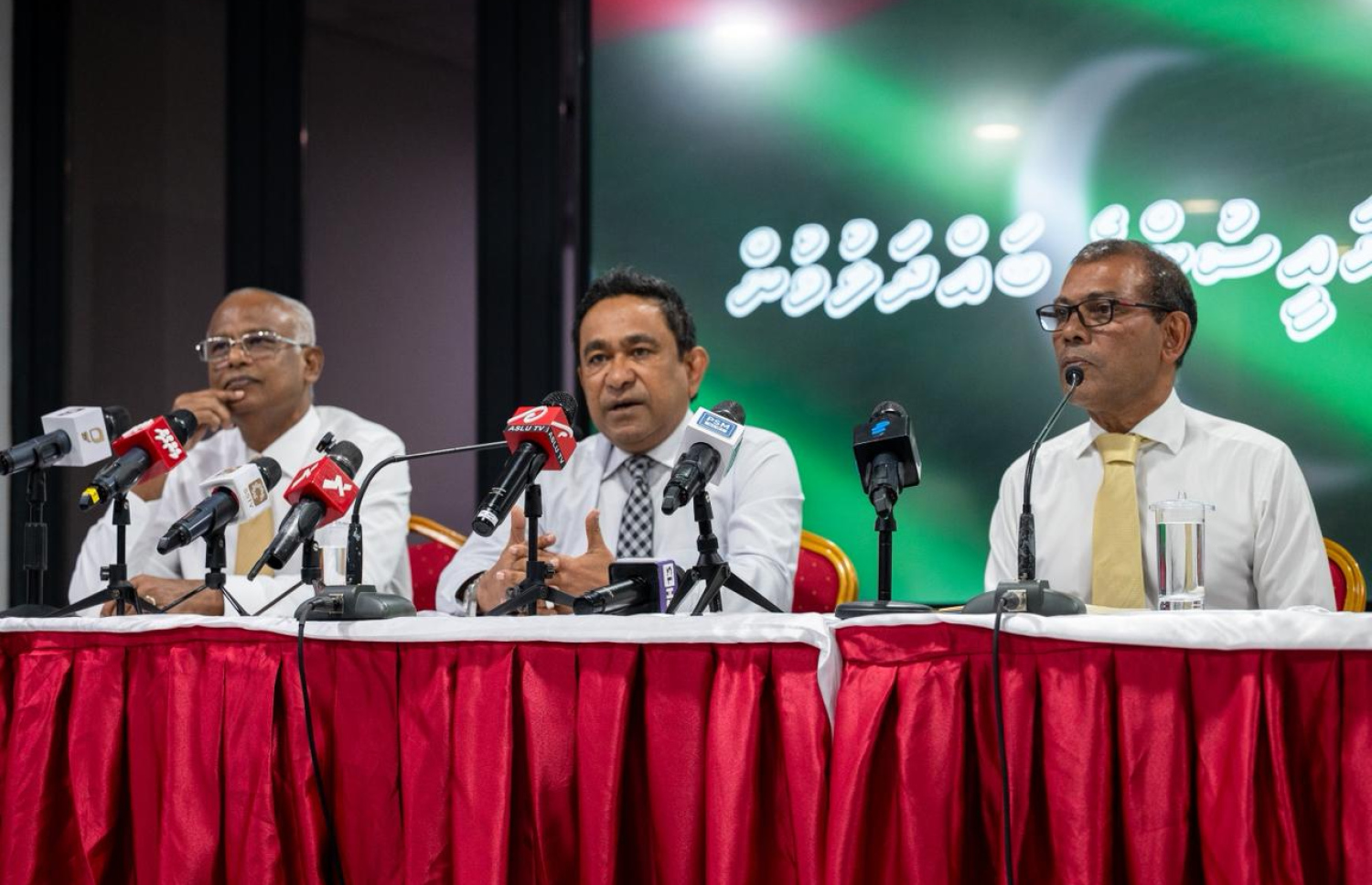 ތިން ރައީސުން އެކުގައި ބޭއްވި ނޫސްވެރިންގެ ބައްދަލުވުމުގެ ތެރެއިން: އެ ތިން ބޭފުޅުން ވެސް ވަނީ އެއްބަސްވުމެއްގައި ސޮއިކުރައްވާފައި --- މިހާރު ފޮޓޯ/ފަޔާޒު މޫސާ