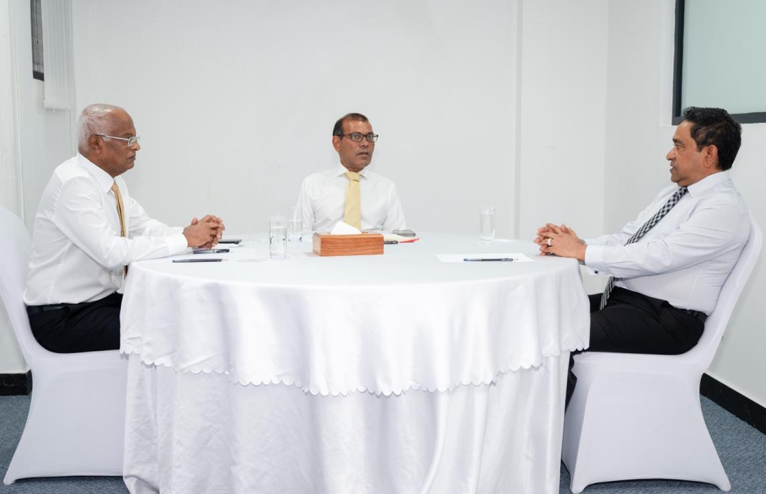 ތިން ރައީސުން މިރޭ ބޭއްވި ބައްދަލުވުމުގެ ތެރެއިން: ގައުމު ހަމަ މަގަށް އަޅުވަން މަސައްކަތް ކުރާނެ ކަމަށް ވިދާޅުވި --- މިހާރު ފޮޓޯ/ފަޔާޒް މޫސާ