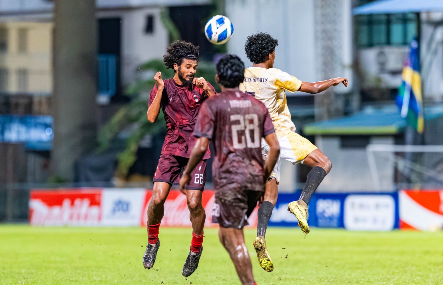 ބިސް ބުރު އަދި ލޮރެންޒޯ ބައްދަލުކުރި ލީގުގެ ފަހު މެޗުގެ ތެރެއިން.-- ފޮޓޯ: އެފްއޭއެމް