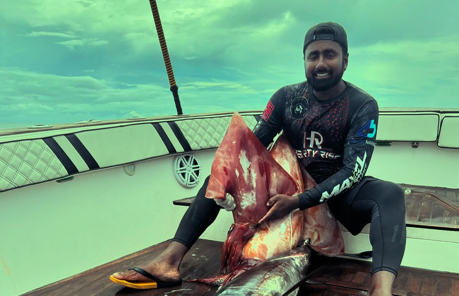 މަހުދީ، ފީނައިގެން ހިފި މަސްތަކަކާ އެކު: ކުޅަދާނަ މި ޑައިވަރު މިއަދު ވަނީ ނުރައްކާ ރެސްކިއު އޮޕަރޭޝަނެއްގައި ނިޔާވެފައި.