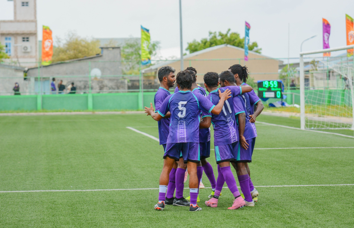 ލީގު މެޗެއްގައި ގޯލު ޖެހުމަށް ފަހު ދިއްދޫގެ ކުޅުންތެރިން އުފާފާޅުކުރަނީ.-- ފޮޓޯ: ދިއްދޫ ސްޕޯޓްސް