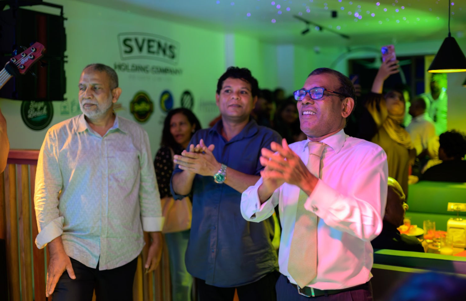 ކުރީގެ ރައީސް މުހައްމަދު ނަޝީދު ހާމަނީ ގާޑަން ހުޅުއްވައިދެއްވުމަށް ފަހު، ސްވެންސް ހޯލްޑިންގްސްގެ އިސްވެރިންނާ އެކު.