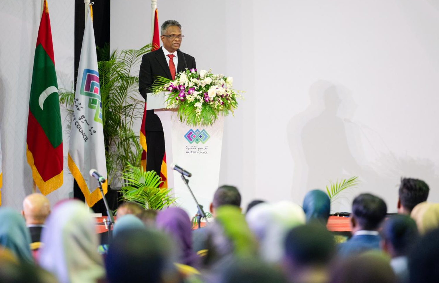 މާލޭ ސިޓީ ކައުންސިލަށް އަލަށް އިންތިހާބުވި ކައުންސިލަރުން ހުވާކުރުމުގެ ރަސްމިއްޔާތުގައި މޭޔަރު އާދަމް އާޒިމް ވާހަކަ ދައްކަވަނީ-- ފޮޓޯ: ފަޔާޒު މޫސާ| މިހާރު