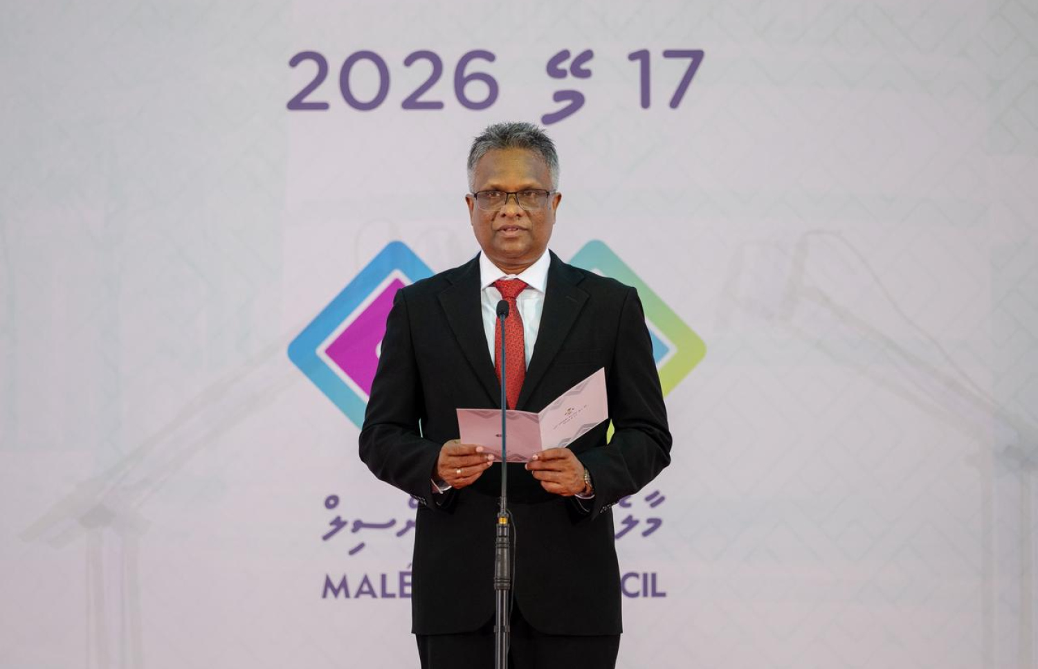 މާލޭ ސިޓީ ކައުންސިލަށް އިންތިހާބުވި މޭޔަރު އާދަމް އާޒިމް މަގާމުގެ ހުވާ ކުރައްވައި އިގްރާރުގައި ސޮއި ކުރައްވަނީ-- ފޮޓޯ: ފަޔާޒު މޫސާ | މިހާރު