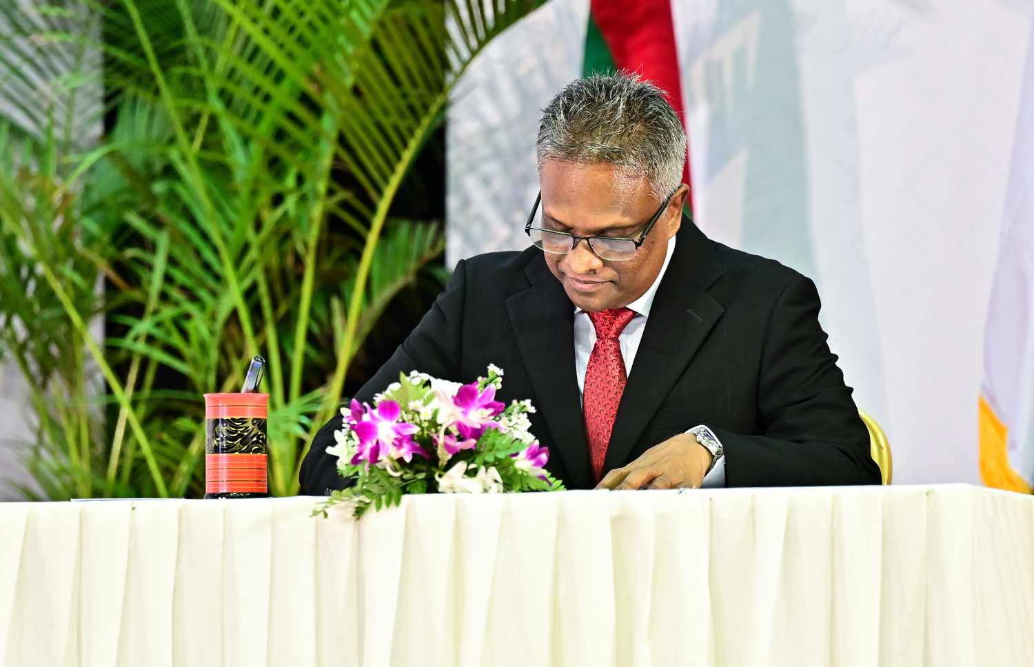 މާލޭ ސިޓީ ކައުންސިލަށް އިންތިހާބުވި މޭޔަރު އާދަމް އާޒިމް މަގާމުގެ ހުވާ ކުރައްވައި އިގްރާރުގައި ސޮއި ކުރައްވަނީ-- ފޮޓޯ: ފަޔާޒު މޫސާ | މިހާރު