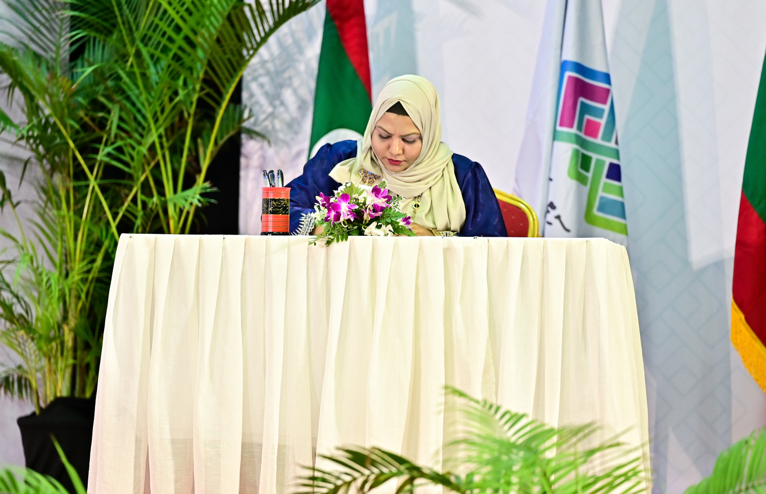 މާލޭ ސިޓީގެ އަންހެނުންގެ ތަރައްގީ އަށް މަސައްކަތްކުރާ ކޮމިޓީގެ ރައީސާ ރީޝާ، އިގްރާރުގައި ސޮއި ކުރައްވަނީ-- ފޮޓޯ: ފަޔާޒު މޫސާ | މިހާރު
