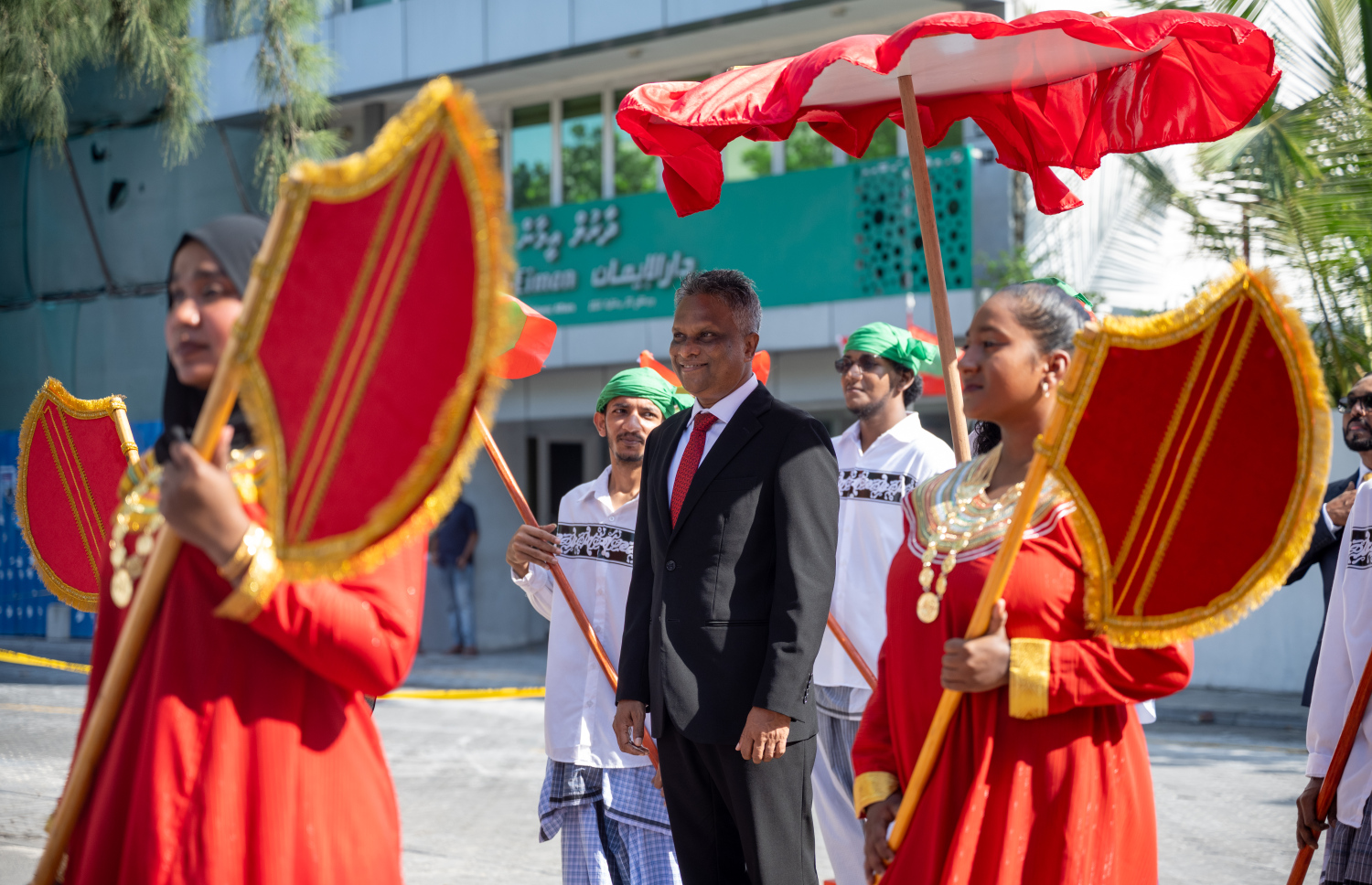 ސޯޝަލް ސެންޓަރުގައި ބޭއްވި ހުވާ ކުރުމުގެ ރަސްމިއްތާއް މޭޔަރު އާދަމް އާޒިމް ވަޑައިގަންނަވަނީ.-- ފޮޓޯ: ނިޝާން އަލީ | މިހާރު