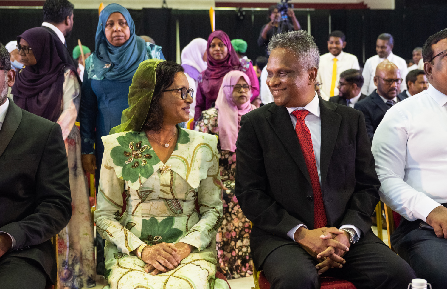 މާލޭ ސިޓީ ކައުންސިލަށް އަލަށް އިންތިހާބުވި ކައުންސިލަރުން ހުވާކުރުމަށް ސޯޝަލް ސެންޓަރުގައި ބޭއްވި ރަސްމިއްޔާތުގައ މޭޔަރު އާދަމް އާޒިމް ބައިވެރިވެވަޑައިގަންނަވަނީ -- ފޮޓޯ: ނިޝާން އަލީ | މިހާރު