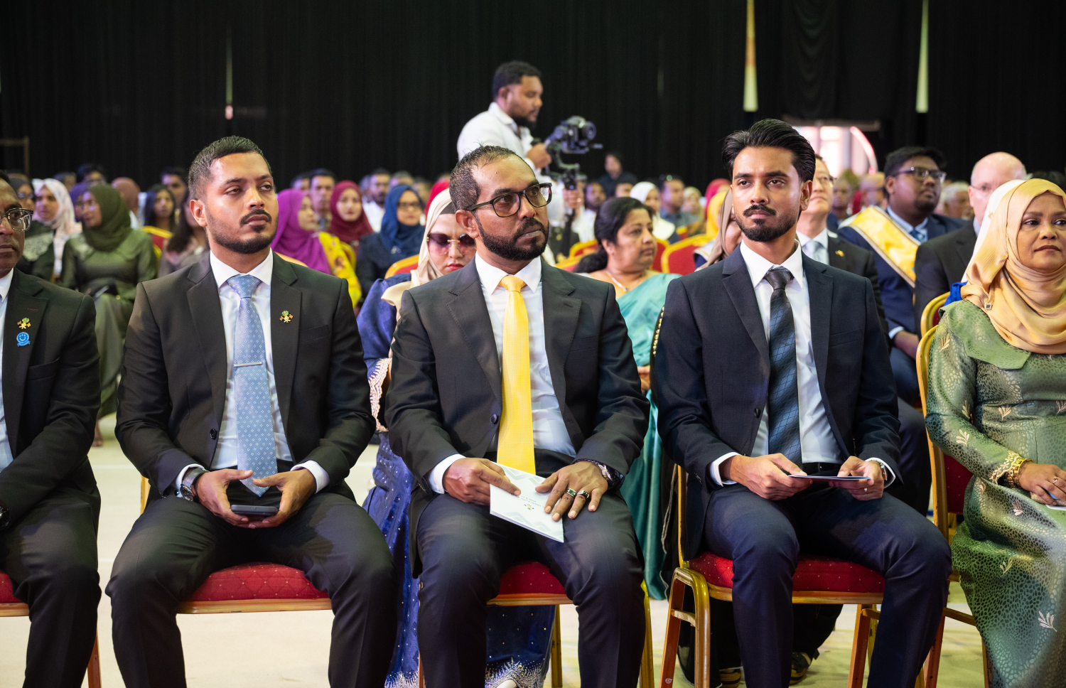މާލޭ ސިޓީ ކައުންސިލަށް އަލަށް އިންތިހާބުވި ކައުންސިލަރުން ހުވާކުރުމަށް ސޯޝަލް ސެންޓަރުގައި ބޭއްވި ރަސްމިއްޔާތުގެ ތެރެއިން -- ފޮޓޯ: ފަޔާޒު މޫސާ| މިހާރު