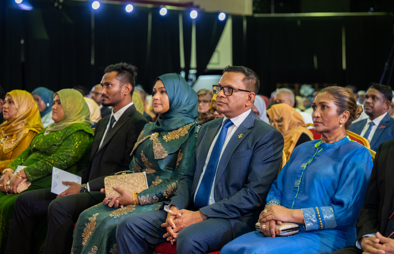 މާލޭ ސިޓީ ކައުންސިލަށް އަލަށް އިންތިހާބުވި ކައުންސިލަރުން ހުވާކުރުމަށް ސޯޝަލް ސެންޓަރުގައި ބޭއްވި ރަސްމިއްޔާތުގައި ބައިވެރިވި ބައެއް ބޭފުޅުން -- ފޮޓޯ: ނިޝާން އަލީ | މިހާރު