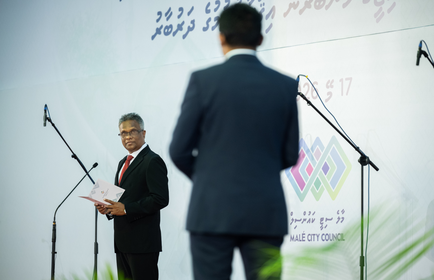 މާލޭ ސިޓީ ކައުންސިލަށް އިންތިހާބުވި މޭޔަރު އާދަމް އާޒިމް މަގާމުގެ ހުވާ ކުރައްވަނީ.-- ފޮޓޯ: ނިޝާން އަލީ | މިހާރު