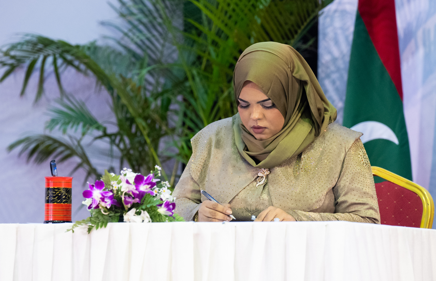 މައްޗަންގޮޅި އުތުރު ދާއިރާގެ ކައުންސިލަރުކަމަށް އަލަށް އިންތިހާބުވި ހަދީޖާ މުހައްމަދު (ހައްޖަ) އިގްރާރުގައި ސޮއި ކުރައްވަނީ-- ފޮޓޯ: ނިޝާން އަލީ | މިހާރު
