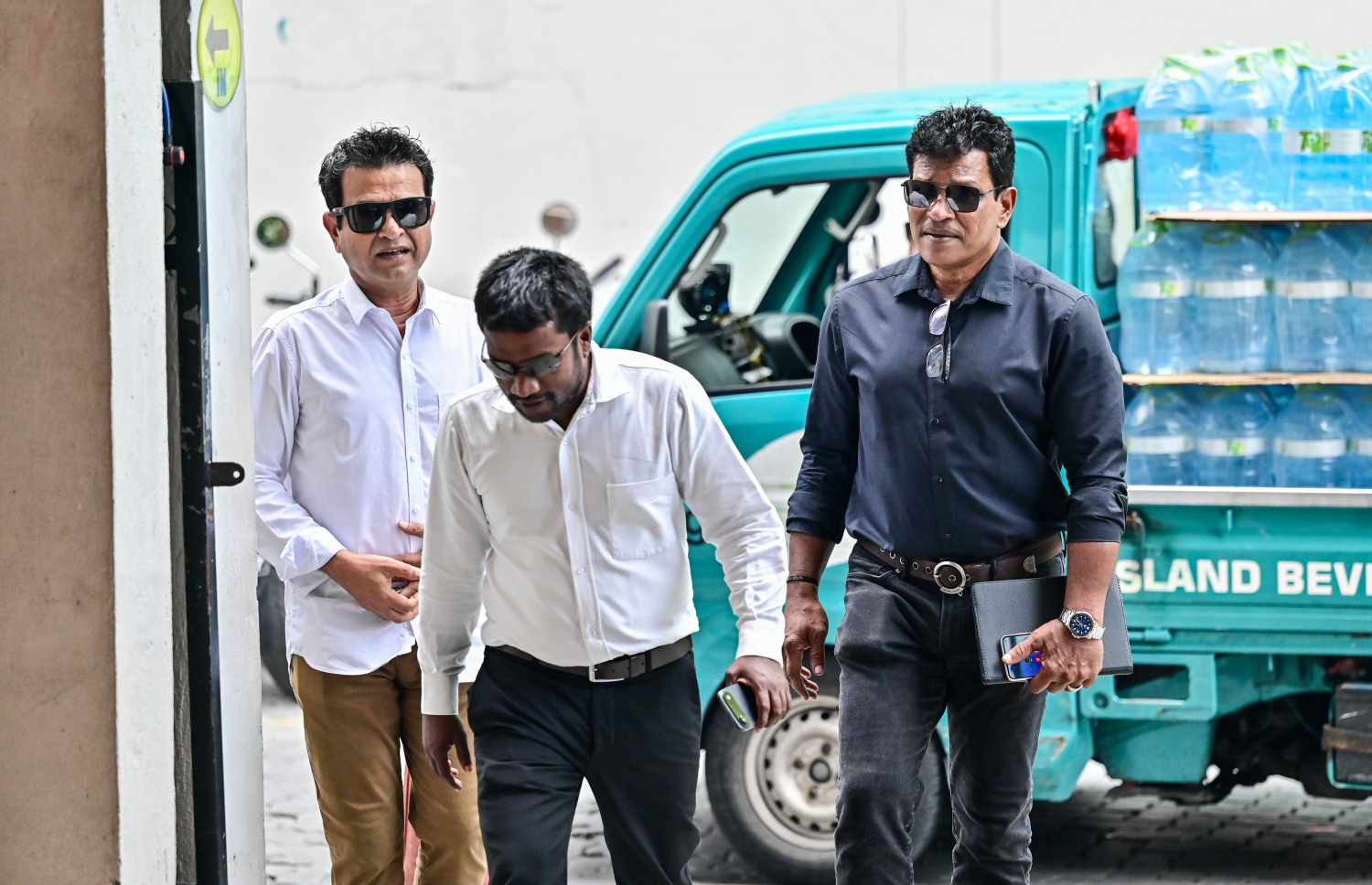 ކުރީގެ ރައީސުންގެ މަންދޫބުންގެ ތެރޭގައި ހިމެނިވަޑައިގަންނަވާ ދެ ބޭފުޅުން ކަމަށްވާ ޒަރިޔަންދު (ކ) އަދި ސަލީމް، (ވ)، ބައްދަލުވުމަށް ވަޑައިގަންނަވަނީ--- މިހާރު ފޮޓޯ/ފަޔާޒް މޫސާ