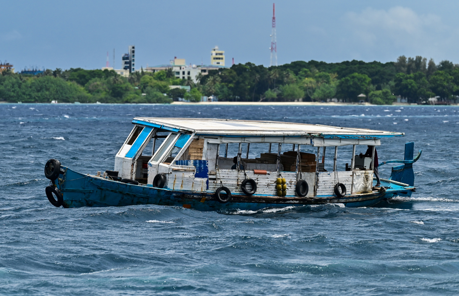 ކަނޑުގަދަ ވަގުތެއްގައި މާލެ ކައިރިން ދަތުރުކޮށްފައި ދާ ދޯންޏެއް: މެޓް އޮފީހުން ބުނީ އުތުރާއި މެދު ރާއްޖެ ތެރޭގެ ކަނޑުތައް ވަރަށް ގަދަ ކަމަށް.-- ފޮޓޯ: ފަޔާޒު މޫސާ | މިހާރު