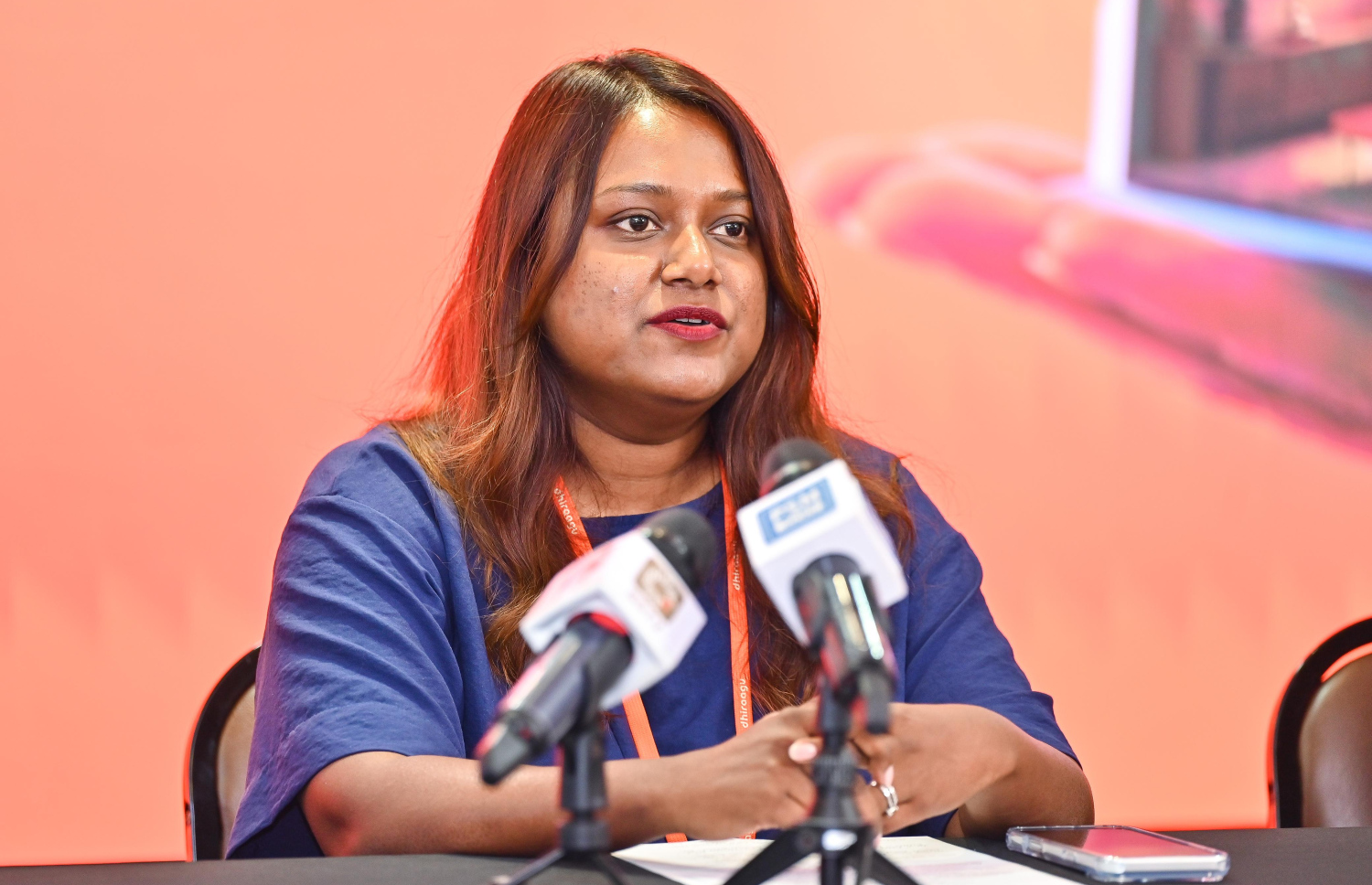 ދިރާގުން ބޭއްވި ނޫސްވެރިންގެ ބައްދަލުވުމުގައި ދިރާގުގެ އެސިސްޓަންޓް މެނޭޖަރު، ޕީއާރް އެންޑް ސްޕޮންސަޝިޕްސް، ނަޝާޔާ ނައީމް ވާހަކަ ދައްކަވަނީ --- މިހާރު ފޮޓޯ/ފަޔާޒް މޫސާ