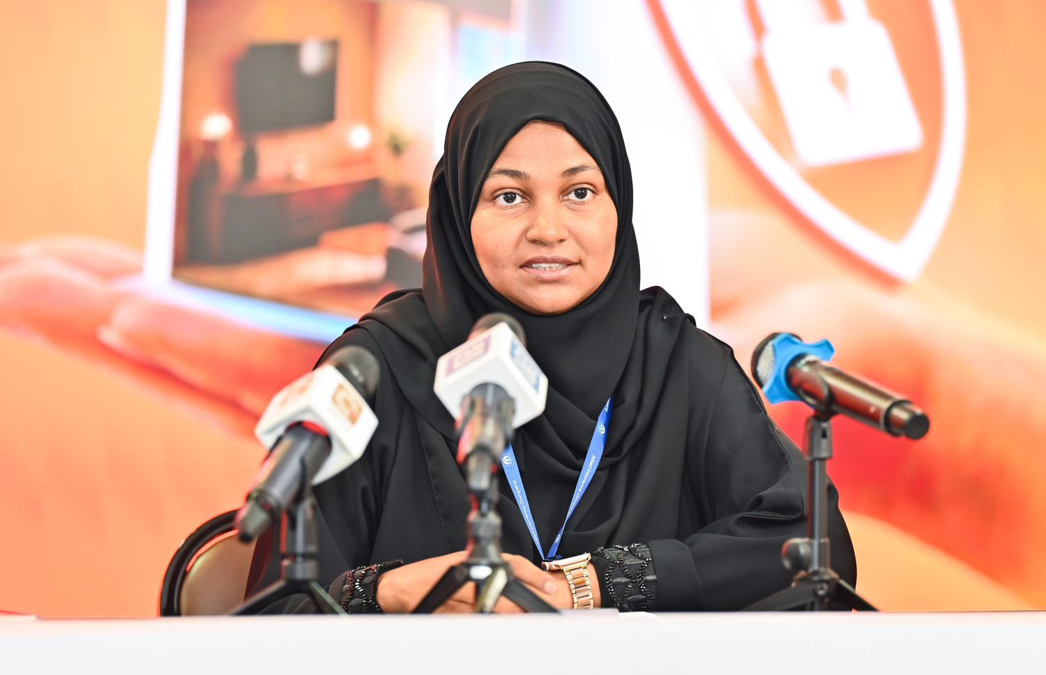 ދިރާގުން ބޭއްވި ނޫސްވެރިންގެ ބައްދަލުވުމުގައި އެލައިޑް ތަކަފުލްގެ މެނޭޖަރު ފާތިމަތު ނިޒްމާ ވާހަކަ ދައްކަވަނީ --- މިހާރު ފޮޓޯ/ފަޔާޒް މޫސާ