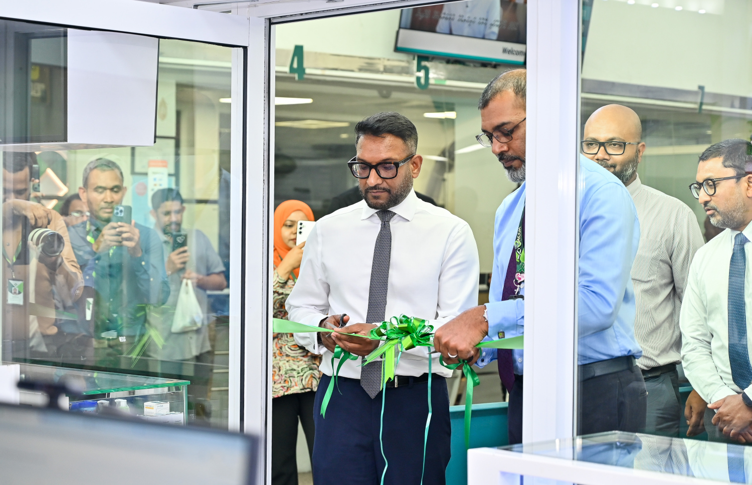 ސްޓޭޓް ފާމާގެ ފުރަތަމަ ބޭސް ފިހާރަ، މާލެ ސިޓީ ގްރޫޕް އޮފް ހޮސްޕިޓަލްސްގެ ސީއީއޯ އިބްރާހިމް ހަލީމް (ކ) އަދި ކުންފުނީގެ މެނޭޖިން ޑިރެކްޓަރު ޑރ. ޝާހު މިއަދު ހުޅުވައިދެއްވަނީ. މި ފާމަސީ ހުންނާނީ ކުރިން ލައިފް ސަޕޯޓު ފާމަސީ ހިންގި ތަނުގައި.-- ފޮޓޯ: ފަޔާޒު މޫސާ/ މިހާރު