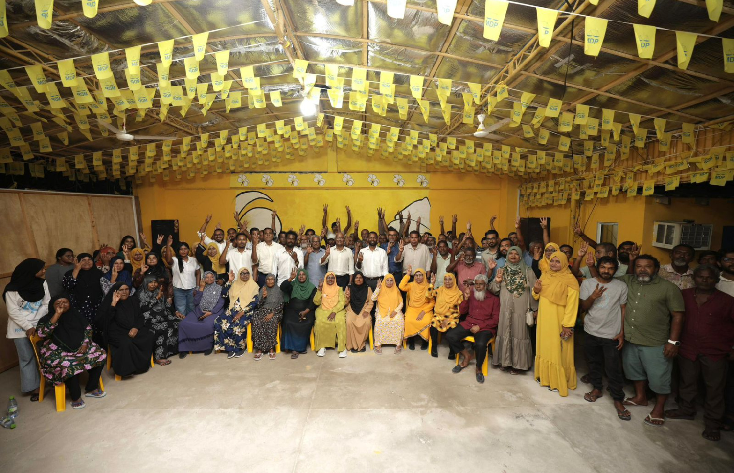 ހިންނަވަރުގައި ބޭއްވި މީކާއިލްގެ ކެމްޕެއިން ހަރަކާތަށް ފަހު ފޮޓޯއަކަށް ހުއްޓިގެން.