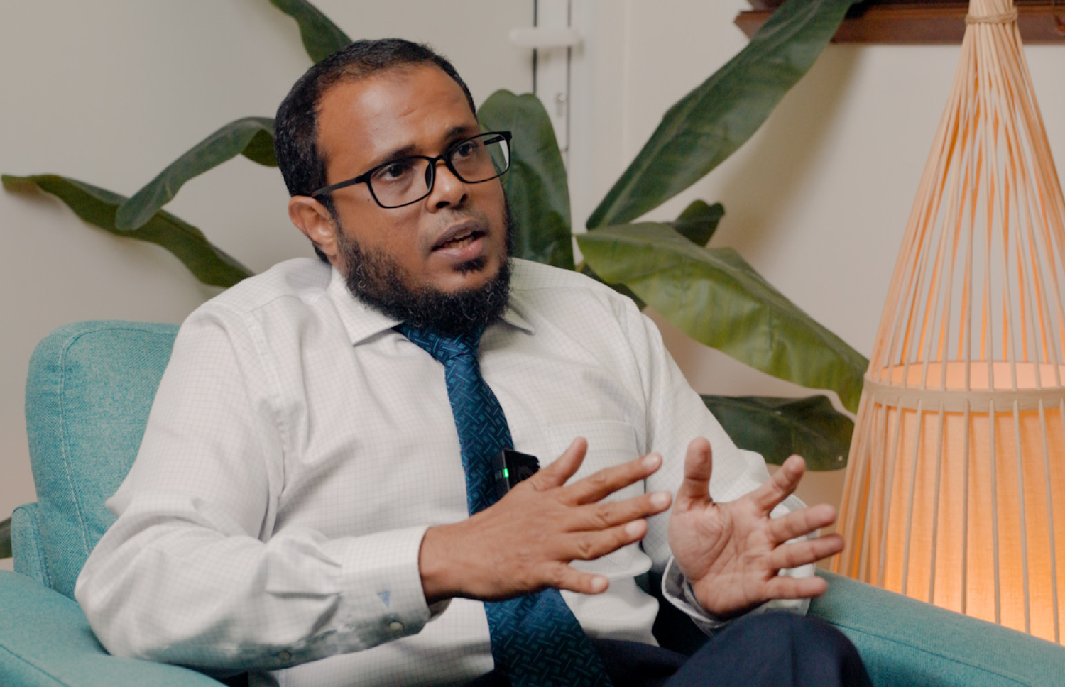 އެންވަޔަރްމެންޓް މިނިސްޓަރު އަލީ ޝަރީފް އިންޓަވިއުއެއްގައި ވާހަކަދައްކަވަނީ. ފައިލް ފޮޓޯ/މިހާރު