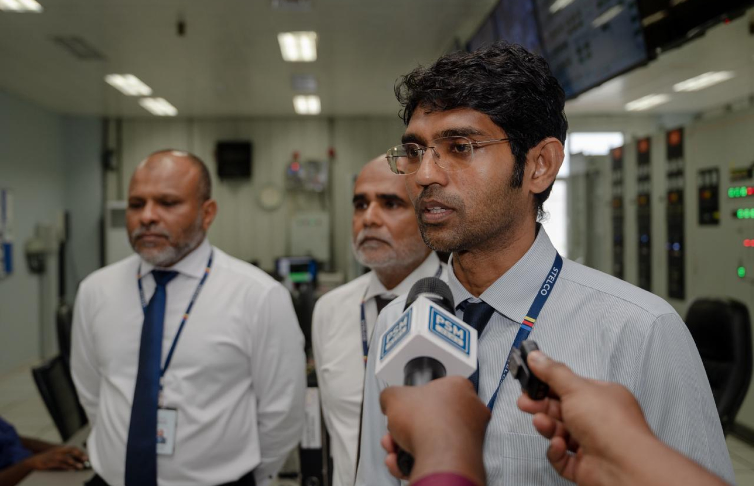 ސްޓެލްކޯގެ މެނޭޖިން ޑިރެކްޓަރު ޑރ. އަލީ އަޒްވަރު މިއަދު ނޫސްވެރިންނާ ވާހަކަ ދައްކަވަނީ. -- ފޮޓޯ: ފަޔާޒް މޫސާ | މިހާރު