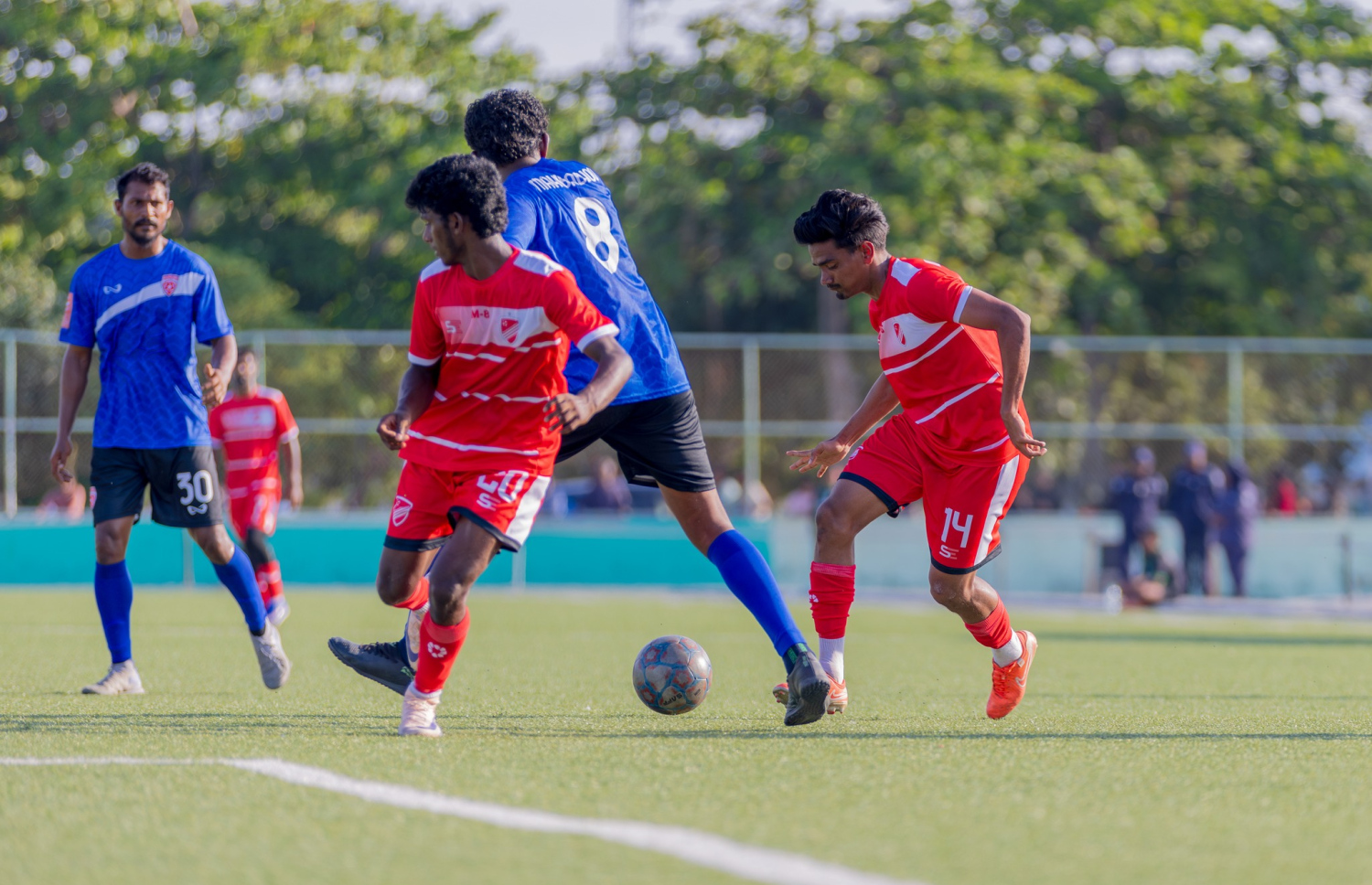 ކުޑަހުވަދޫ އާއި މަހިބަދޫ ބައްދަލުކުރި މެޗެއްގެ ތެރެއިން.-- ފޮޓޯ: އެފްއޭއެމް