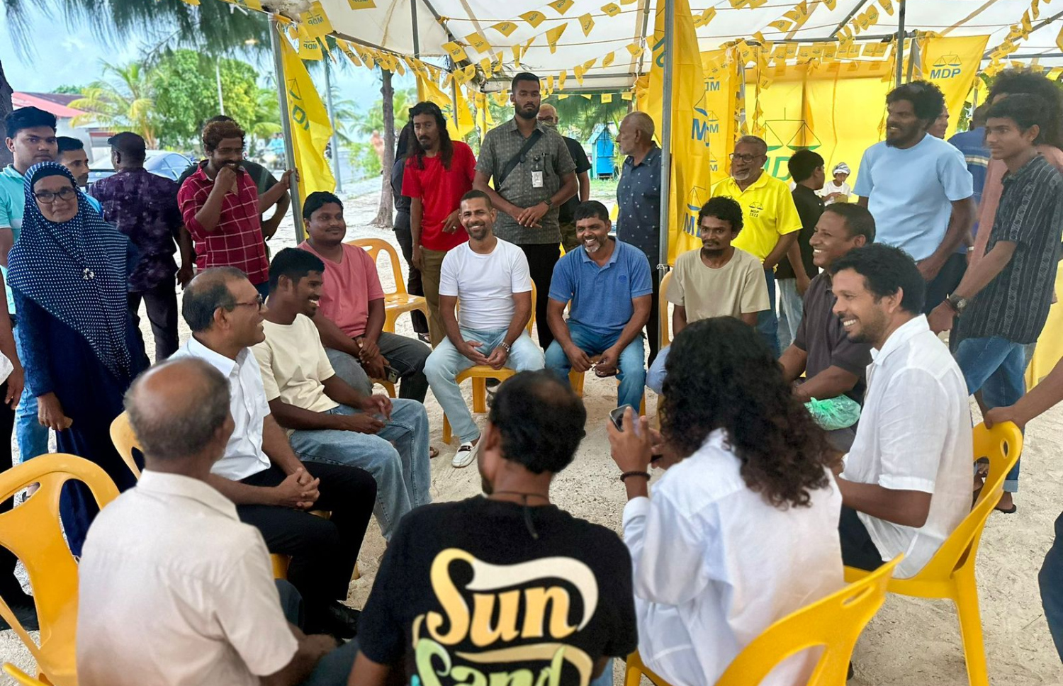 ދުވާފަރުގެ އެމްޑީޕީ އާންމު މެންބަރުންނާ އެކު ނަޝީދު ބޭއްވި ބައްދަލުވުމުގެ ތެރެއިން