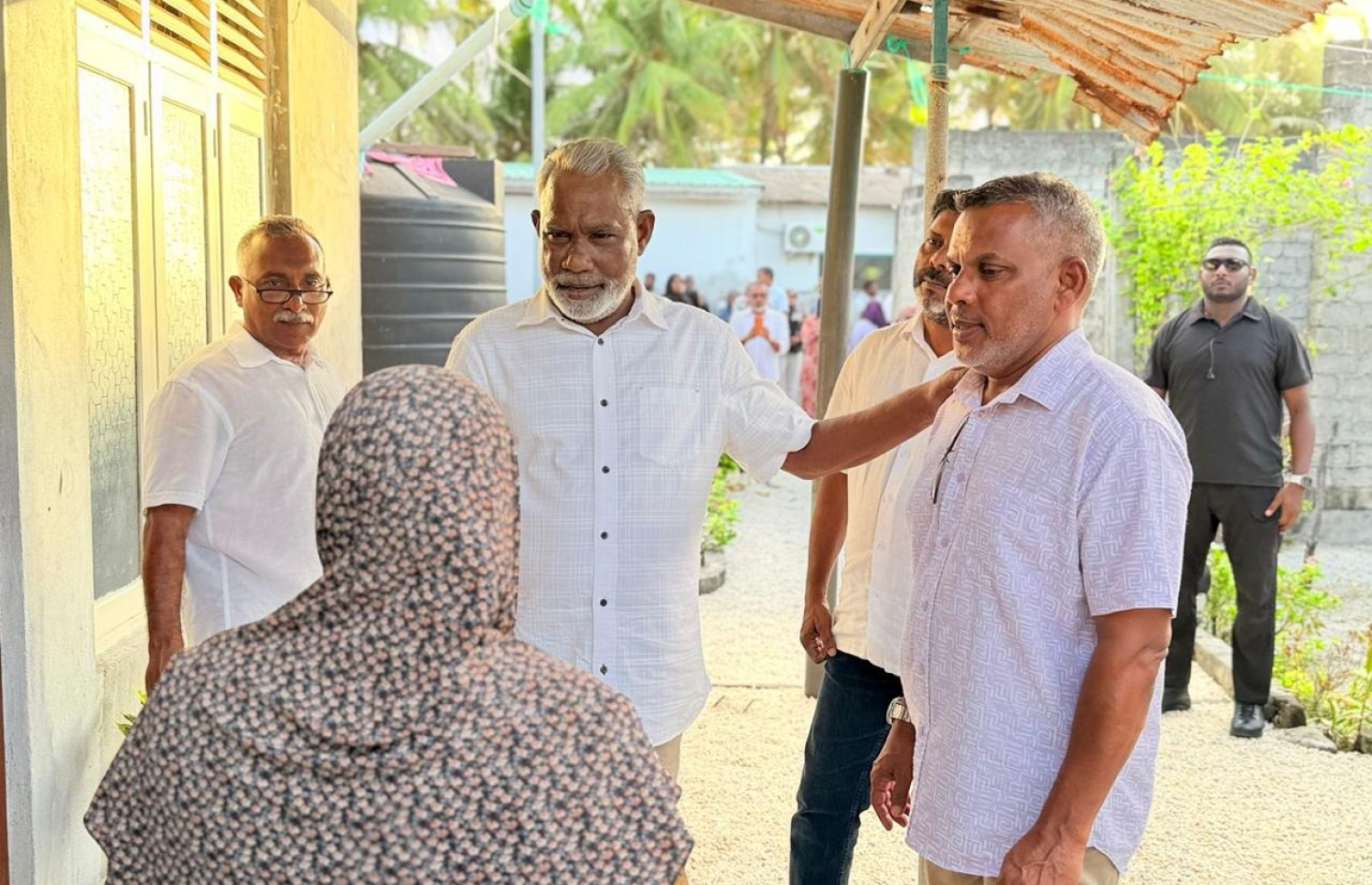 ސޮޑާއަށް ވޯޓު ހޯދުމަށް އައްޑޫގައި ކުރިއަށްދާ ޑޯ ޓު ޑޯ  ހަރަކާތުގައި އަދުރޭ ބައިވެރިވެވަޑައިގަންނަވަނީ--