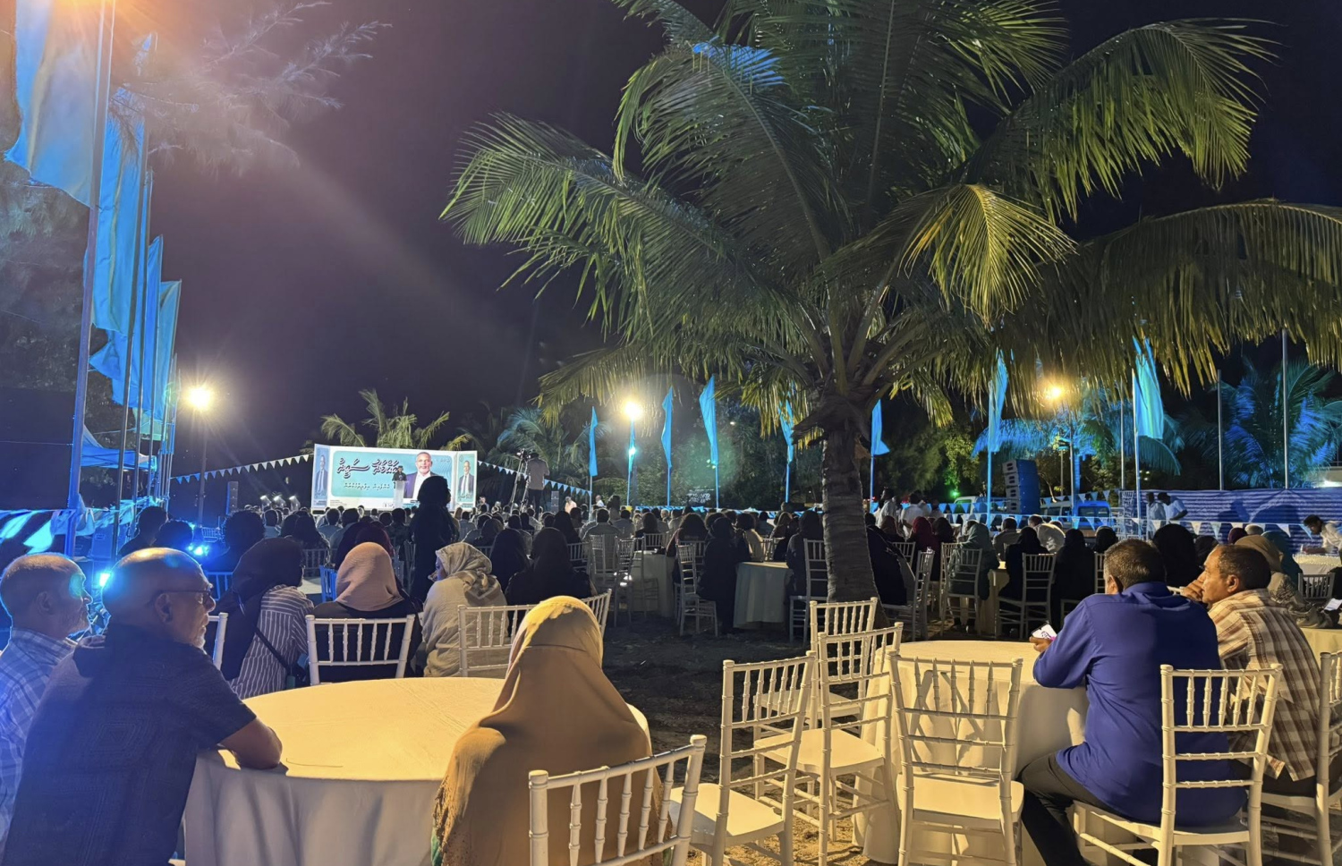 ސޮޑާގެ ކެމްޕެއިން ހަރަކާތުގައި ސަޕޯޓަރުން ބައިވެރިވަނީ.-- ފޮޓޯ: މުހައްމަދު އަލީ