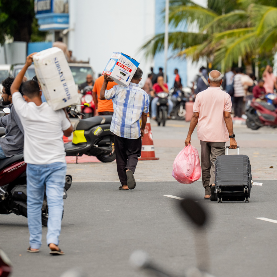 ބޮޑު ޗުއްޓީ އާއި އީދަށް ފުރާ ބަޔަކު ޖުމްހޫރީ މައިދާން ކުރިމަތިން ލަގެޖު ހިފައިގެން ދަނީ.-- ފޮޓޯ: ނިޝާން އަލީ | މިހާރު