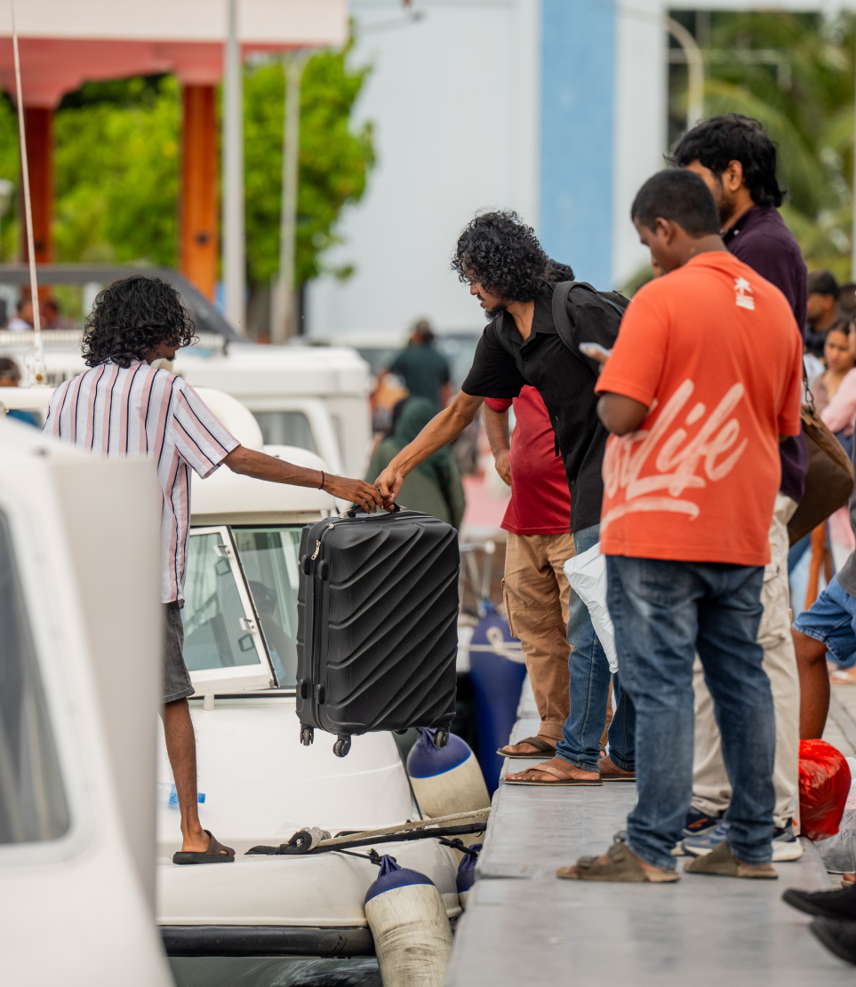ބޮޑު އީދަށް ފުރާ ބަޔަކު ޖުމްހޫރީ މައިދާން ކުރިމަތިން ލޯންޗުތަކަށް އަރަނީ: ބަންދަށް ގިނަ ބަޔަކު އަންނަނީ ރަށްރަށަށް ފުރަމުން.-- ފޮޓޯ: ނިޝާން އަލީ | މިހާރު