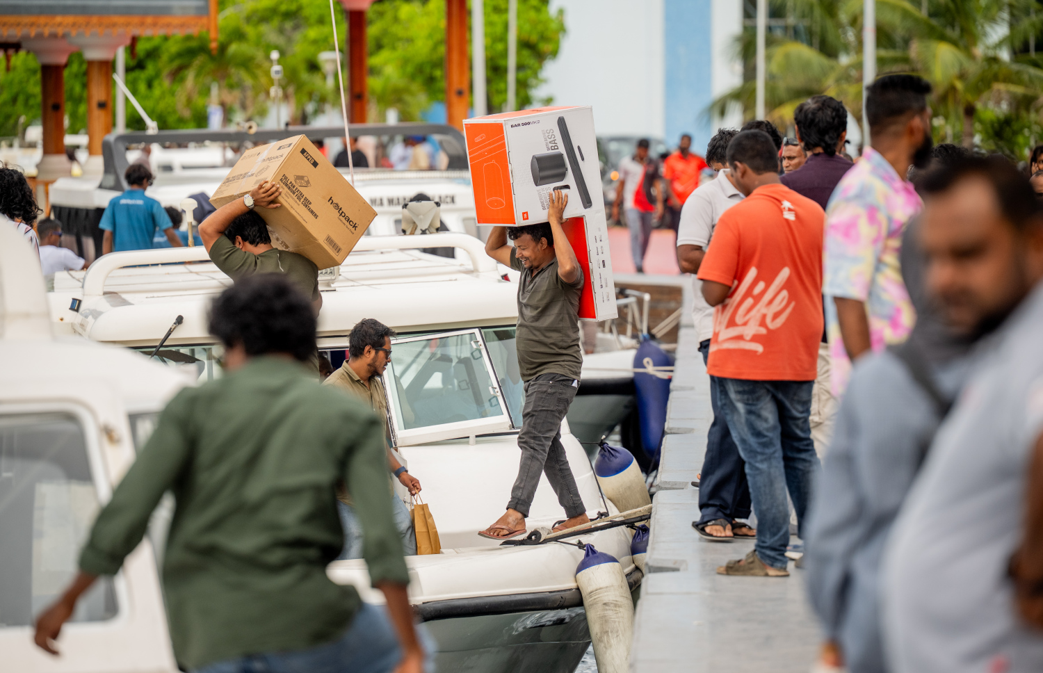 ބޮޑު އީދަށް ފުރާ ބަޔަކު ޖުމްހޫރީ މައިދާން ކުރިމަތިން ލޯންޗުތަކަށް އަރަނީ: ބަންދަށް ގިނަ ބަޔަކު އަންނަނީ ރަށްރަށަށް ފުރަމުން.-- ފޮޓޯ: ނިޝާން އަލީ | މިހާރު