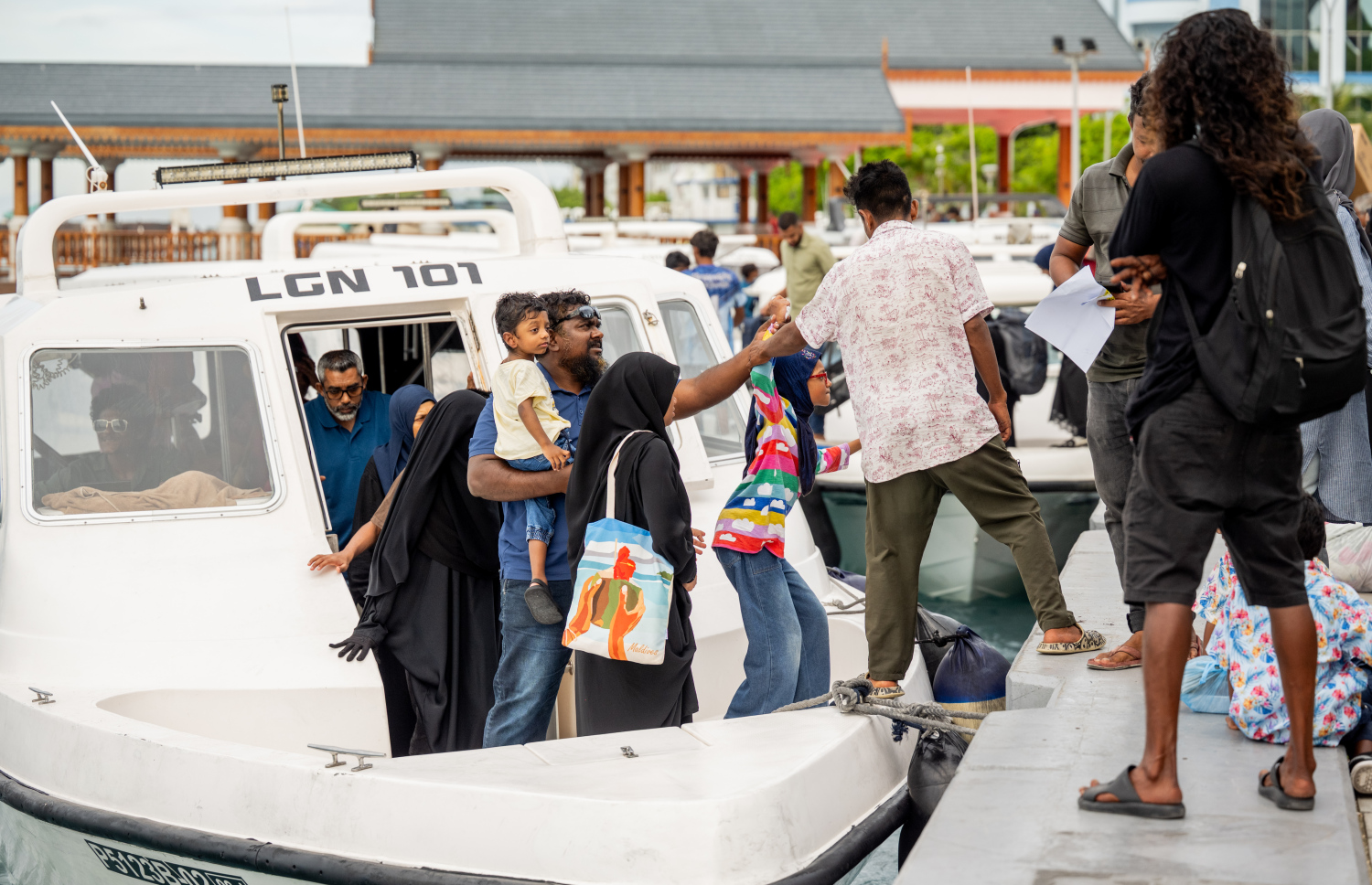 ބޮޑު އީދަށް ފުރާ ބަޔަކު ޖުމްހޫރީ މައިދާން ކުރިމަތިން ލޯންޗުތަކަށް އަރަނީ: ބަންދަށް ގިނަ ބަޔަކު އަންނަނީ ރަށްރަށަށް ފުރަމުން.-- ފޮޓޯ: ނިޝާން އަލީ | މިހާރު