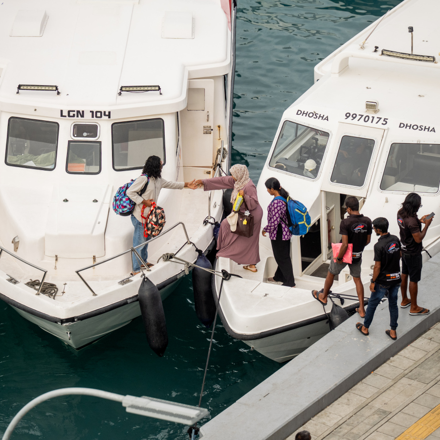 ބޮޑު އީދަށް ފުރާ ބަޔަކު ޖުމްހޫރީ މައިދާން ކުރިމަތިން ލޯންޗުތަކަށް އަރަނީ: ބަންދަށް ގިނަ ބަޔަކު އަންނަނީ ރަށްރަށަށް ފުރަމުން.-- ފޮޓޯ: ނިޝާން އަލީ | މިހާރު