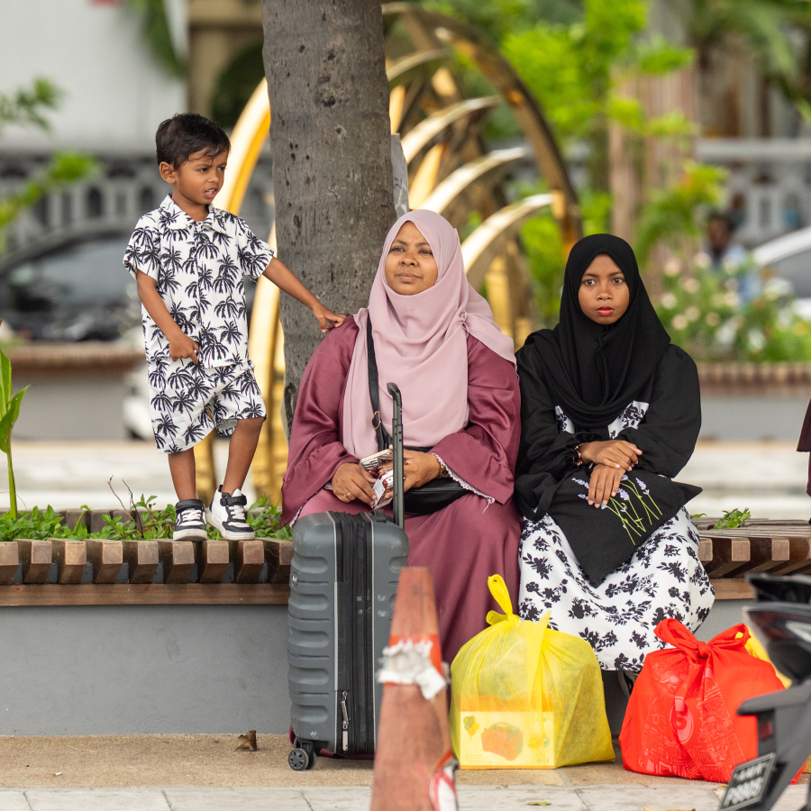 ބޮޑު އީދަށް ފުރާ ބަޔަކު ޖުމްހޫރީ މައިދާނުގައި މަޑުކޮށްލައިގެން.-- ފޮޓޯ: ނިޝާން އަލީ | މިހާރު