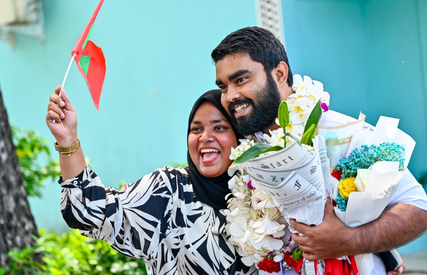 15 ދުވަހު ޖަލު ބަންދުގައި ހުރުމަށް ފަހު "އަދަދު" ނޫހުގެ ނޫސްވެރިޔާ ޝަހުޒާން ޖަލުން ދޫކޮށްލި ވަގުތު އެތަނުގެ ބޭރުގައި ތިބި މީހުންނާ އެކު.-- ފޮޓޯ: ފަޔާޒު މޫސާ | މިހާރު