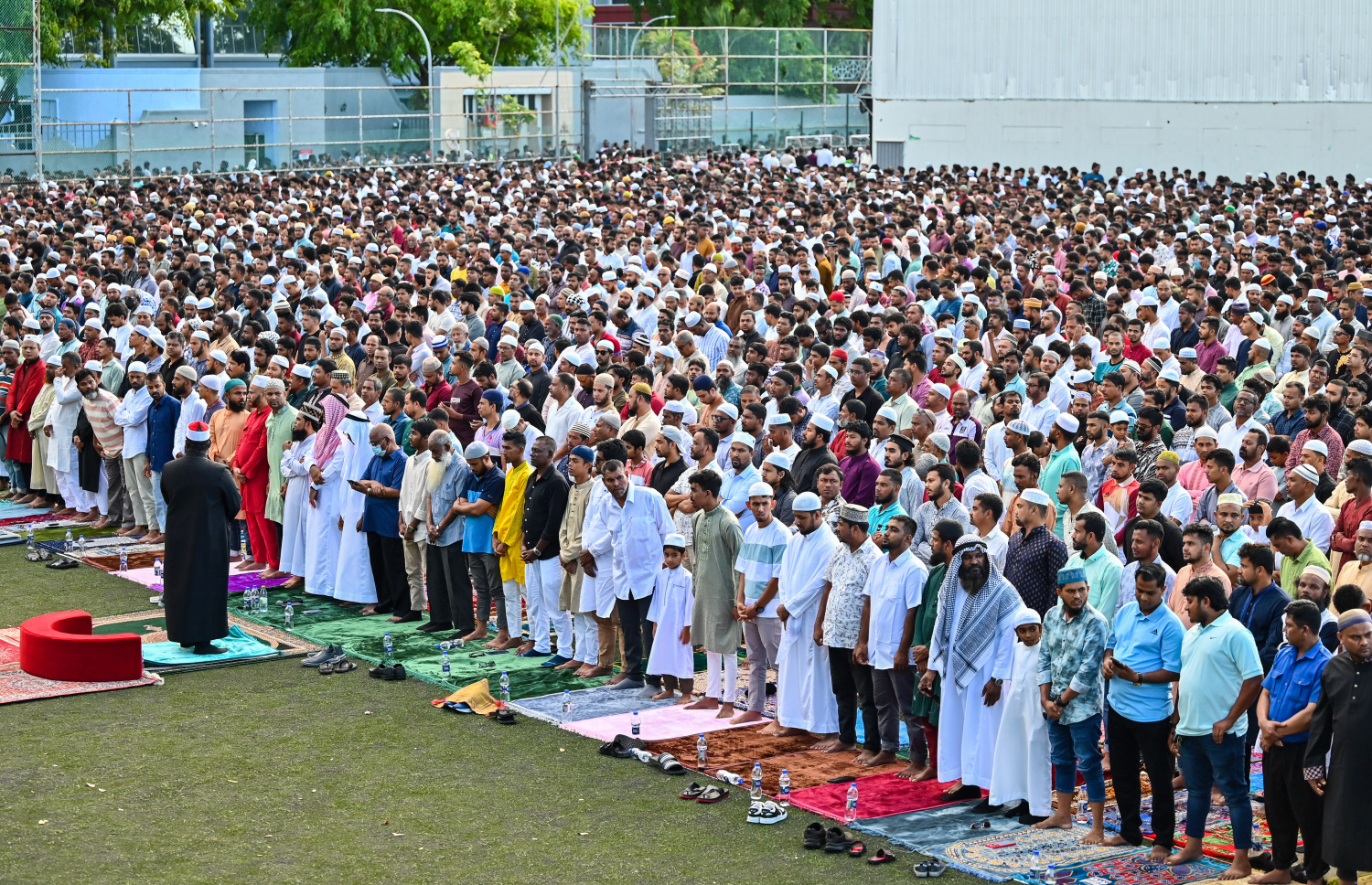 މި އަހަރުގެ ބޮޑު އީދު ނަމާދުކުރުމަށް މީހުން ސަފުތައް އަތުރަނީ: މާފަންނު ސްޓޭޑިއަމްގައި ބޮޑު ޖަމާއަތުގައި ކުރި އީދު ނަމާދުގައި ގިނަ ބަޔަކު ބައިވެރިވި.-- ފޮޓޯ: ފަޔާޒު މޫސާ |މިހާރު